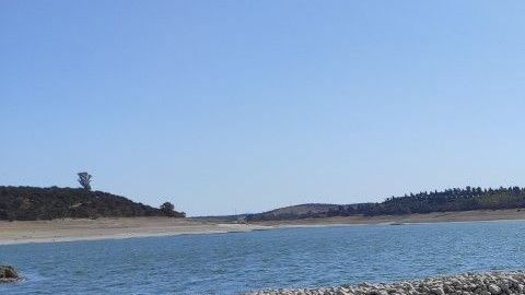 Debido a la baja cota del agua del Embalse de Valdecañas el Dolmen de Guadalperal es visible.