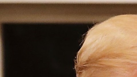 La actriz Debra Messing busca que se revele quién donará a la campaña de Trump.