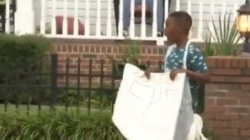 Jermaine compró mucha comida para quienes necesitarán un refugio.