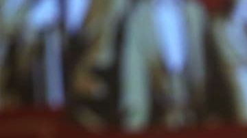 Marcelo Ebrard, con López Obrador detrás.