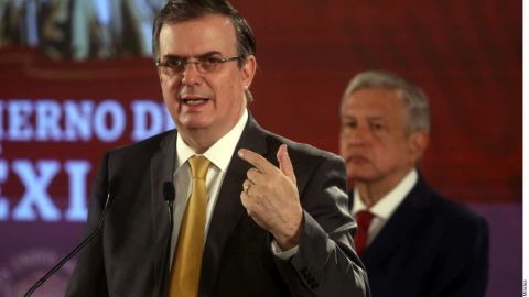 Marcelo Ebrard, con López Obrador detrás.