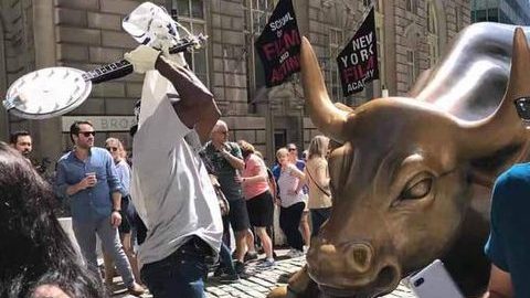 El momento del ataque a la escultura.