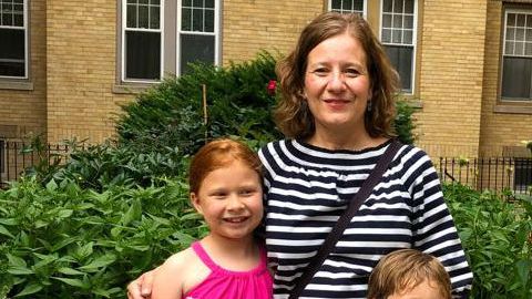 Ana Cristina Eríquez es una de las madres hispanas que usa una aplicación de ayuda escolar.