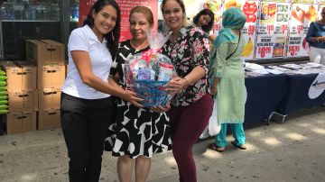 Elorida Reyes  y la mánager  Bethania Santos, en la foto durante el evento de la semana pasada de NY State of Health en Queens.