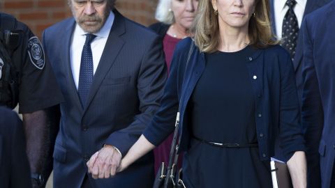 Condenan a Felicity Huffman