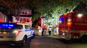 Bomberos y vecinos buscan respuestas tras incendio voraz en Queens