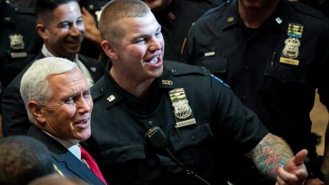 Pence en One Police Plaza