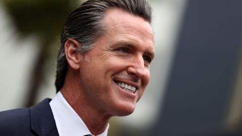 El gobernador Newsom firma una ley histórica para los trabajadores.