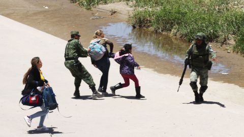 Inmigración detuvo a la mujer y a su hijo la primera vez que intentó cruzar.