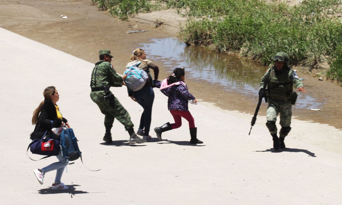 Inmigración detuvo a la mujer y a su hijo la primera vez que intentó cruzar.