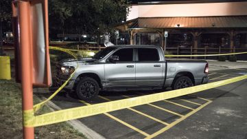 El atacante continuó su agresión hasta el estacionamiento de un cine.