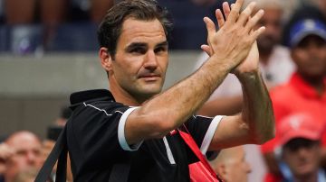 Federer se despide del público tras la derrota.