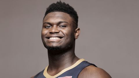 Zion Williamson incursionó en el golf con resultados no muy satisfactorios.