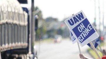 TOLEDO, OH - 18 DE SEPTIEMBRE: Los trabajadores de General Motors saludan a los autos que pasan frente a la planta de tren motriz de GM el 18 de septiembre de 2019 en Toledo, Ohio. GM y el sindicato United Auto Workers, que lidera su primera huelga contra el fabricante de automóviles desde 2007, negociaron ayer por la noche y tenían planes de continuar hoy por salarios y atención médica, según informes publicados que citan fuentes familiarizadas con las negociaciones.