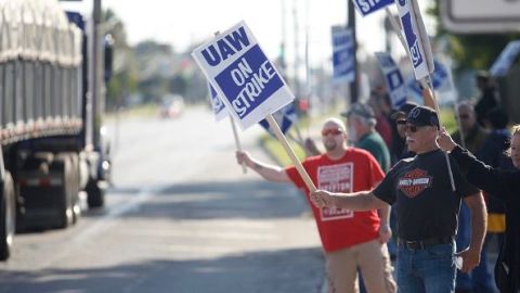 TOLEDO, OH - 18 DE SEPTIEMBRE: Los trabajadores de General Motors saludan a los autos que pasan frente a la planta de tren motriz de GM el 18 de septiembre de 2019 en Toledo, Ohio. GM y el sindicato United Auto Workers, que lidera su primera huelga contra el fabricante de automóviles desde 2007, negociaron ayer por la noche y tenían planes de continuar hoy por salarios y atención médica, según informes publicados que citan fuentes familiarizadas con las negociaciones.