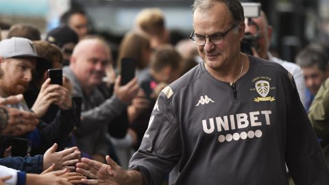 La foto del técnico con la indumentaria del Leeds se ha hecho viral