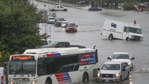Las inundaciones paralizan el tráfico en Houston, Texas.