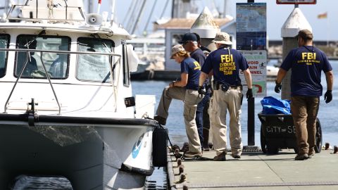 Agentes del FBI y otros funcionarios trabajan en el puerto de Santa Bárbara el 3 de septiembre de 2019 en Santa Bárbara, California.