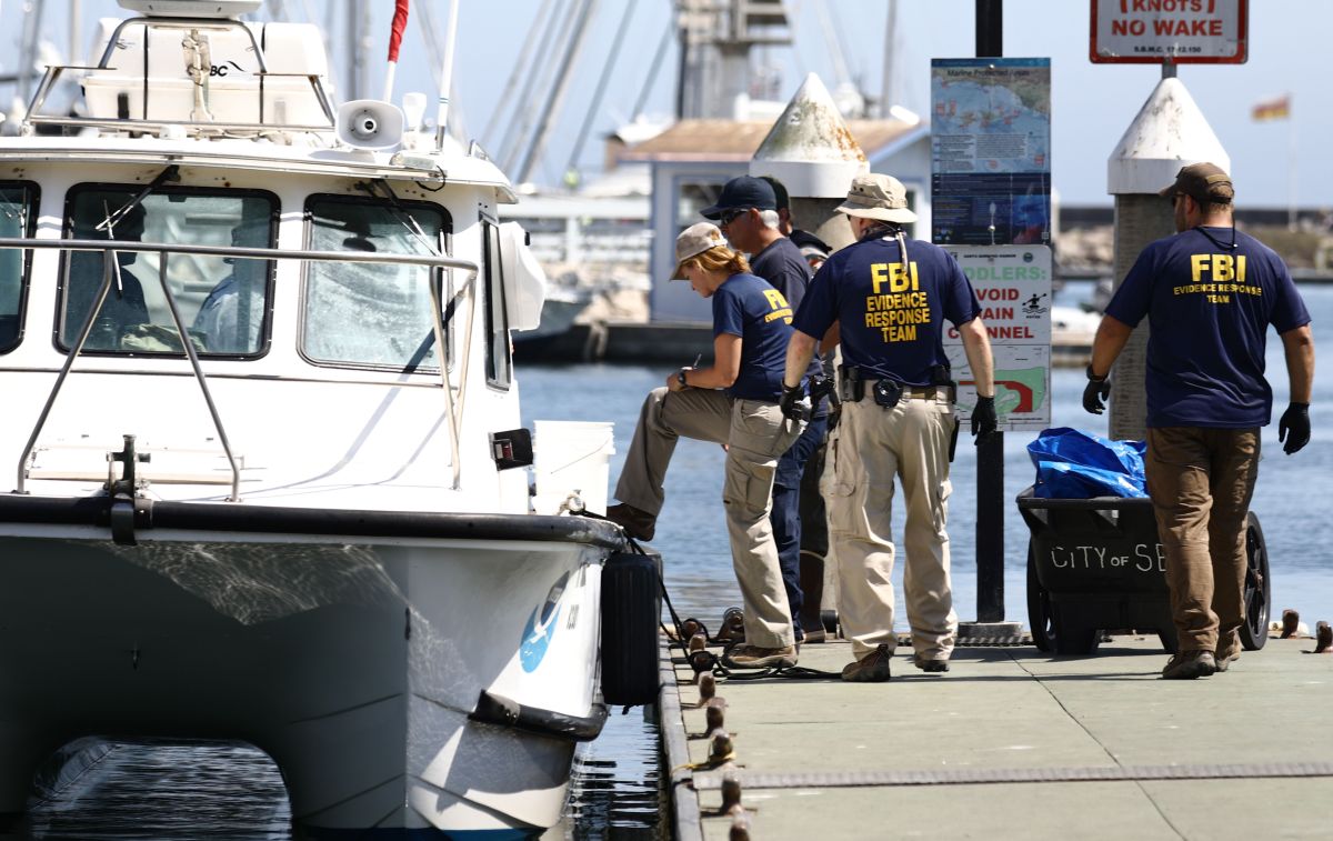 Agentes del FBI y otros funcionarios trabajan en el puerto de Santa Bárbara el 3 de septiembre de 2019 en Santa Bárbara, California. 
