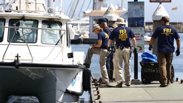 Agentes del FBI y otros funcionarios trabajan en el puerto de Santa Bárbara el 3 de septiembre de 2019 en Santa Bárbara, California.
