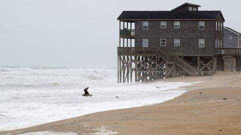 Fuertes marejadas en Rodanthe, en Carolina del Norte.