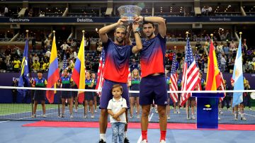 Juan Sebastian Cabal y Robert Farah, con el trofeo de campeones del US Open