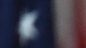 Serena Williams (izq.) y Bianca Andreescu muestran sus trofeos tras la final.