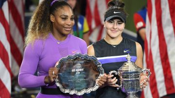 Serena Williams (izq.) y Bianca Andreescu muestran sus trofeos tras la final.