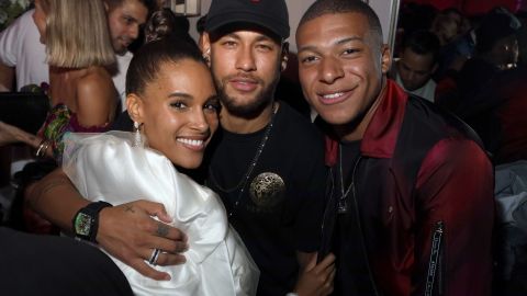 Cindy Bruna, Neymar y Kylian Mbappé posando en el cumpleaños de la modelo.