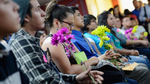 Algunos de los jóvenes que escuchaban a la cantidata levantaron la mano para mostrar su apoyo a la propuesta.