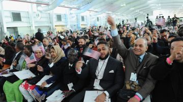 Los candidatos a la ciudadanía estadounidense juramentan durante la Ceremonia de Naturalización en el Festival PEOPLE En Español 2015, el 18 de octubre de 2015 en la ciudad de Nueva York.
