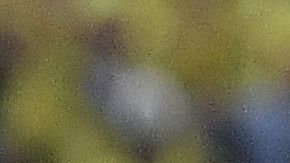 Mario Cuéllar disputa un balón con James Rodríguez en un duelo internacional.