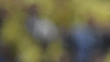 Mario Cuéllar disputa un balón con James Rodríguez en un duelo internacional.