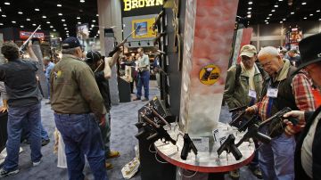 Aficionados de las armas participan en el evento anual de la Asociación Nacional del Rifle (NRA)