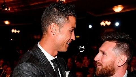 Cristiano Ronaldo y Lionel Messi fueron inmortalizados hace 2 años dándose un beso.