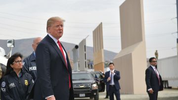 Esta foto de archivo muestra al presidente Trump visitando el área donde se encuentran los prototipos del muro que quiere construir en la frontera sur.