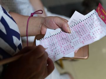 Compró dos boletos de lotería con los mismos números.