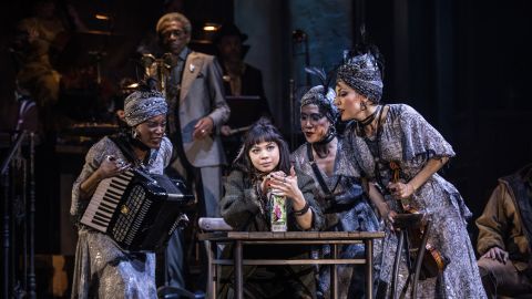 Eva Noblezada al centro e Yvette González Nacer, a la izquierda con