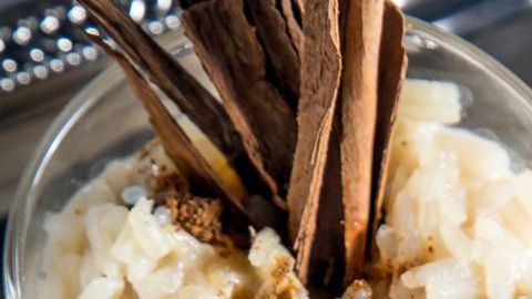 El arroz con leche es de los postres más versátiles que pueden existir, debido a lo sutil y equilibrado de sus ingredientes se le pueden agregar increíbles elementos como fruta, especias y frutos secos.