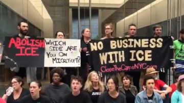 Los activistas piden a Microsoft que no tenga negocios con ICE.