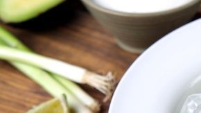 El aguacate destaca por su riqueza en un carotenoide importante llamado luteína, que posee un efecto protector de la visión efectivo para reducir el riesgo de desarrollar cataratas.