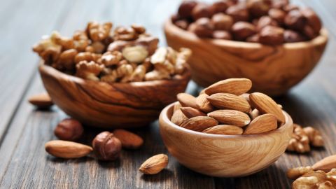 Las almendras son un potente antioxidante, que se complementa con su rico contenido quercetina que le aporta maravillosas propiedades antiinflamatorias. También debido a esto refuerzan el sistema inmunológico.