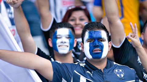 Un aficionado de Rayados del Monyerrey apoyó a Tigres frente a Xolos