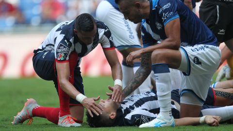 El defensa de Rayados de Monterrey fue trasladado al hospital.