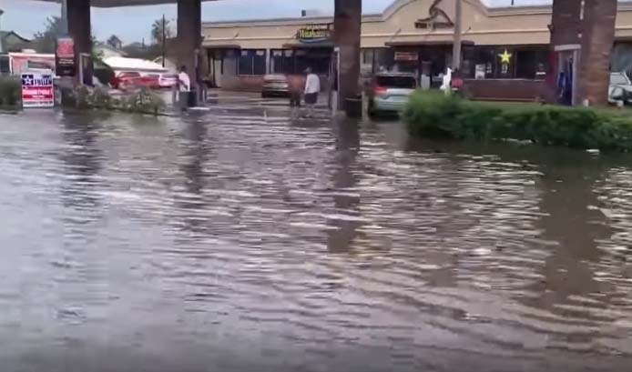Los residentes del condado de Chambers son de los más afectados en Texas por las inundaciones.
