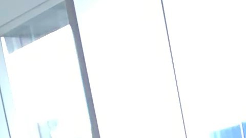 Dimas Méndez en su máquina de encordado.