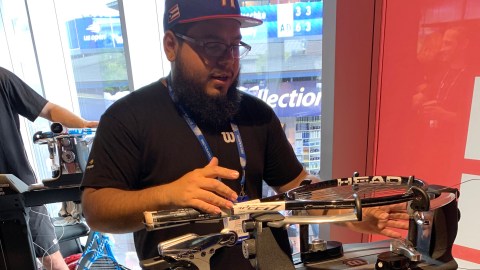 Dimas Méndez en su máquina de encordado.