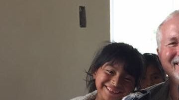 Leslie Baer Dinkel y su marido junto a los niños en Guatemala.
