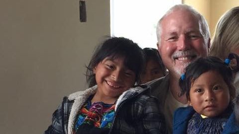 Leslie Baer Dinkel y su marido junto a los niños en Guatemala.