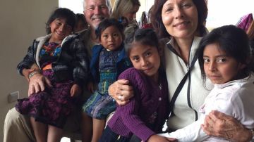 Leslie Baer Dinkel y su marido junto a los niños en Guatemala.